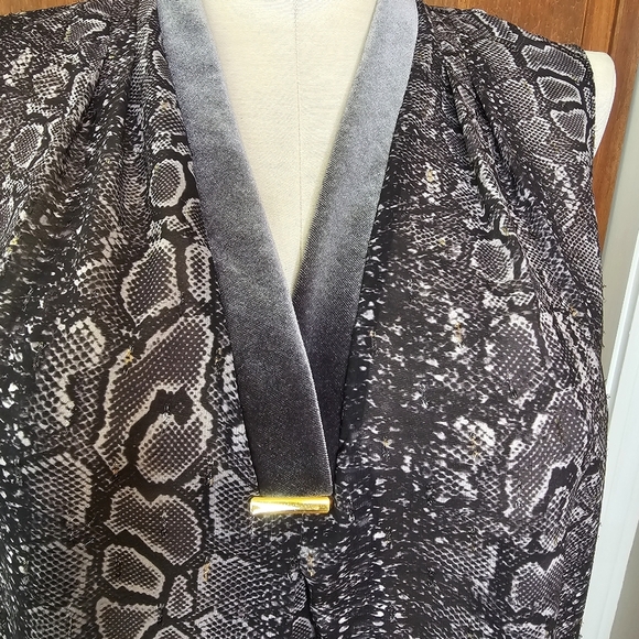 Tahari Rosalyn Gray Sleeveless Blouse Snake Print Velvet Trim Women's Large - Picture 3 of 13